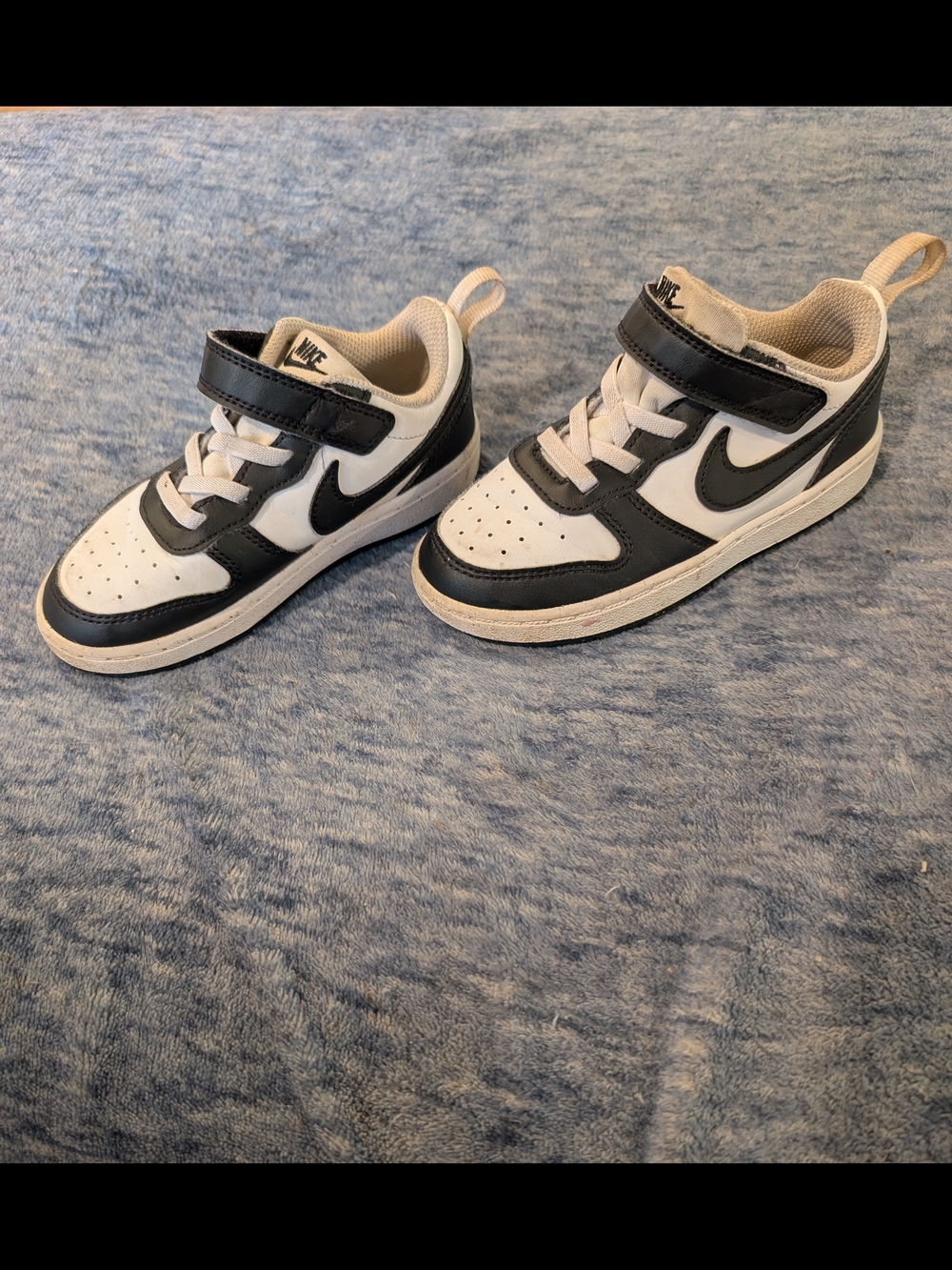 Nike Kids Size 9 Black and White Low-Top Sneakers with Hook-and-Loop Strap - Picture 4 of 6